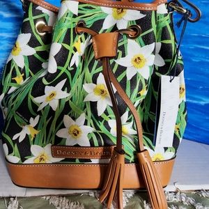 NWT Dooney and Bourke Bucket Daffodil bag with Wristlet